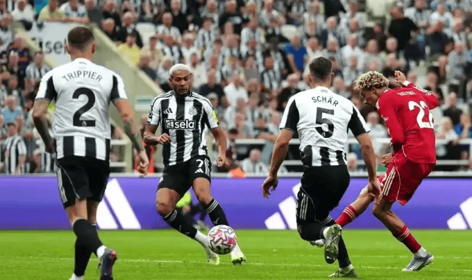 疯魔！14轮不败仍差8分，穆帅2000万神锋戴帽，3冠王梦被波尔图铁壁碾碎？